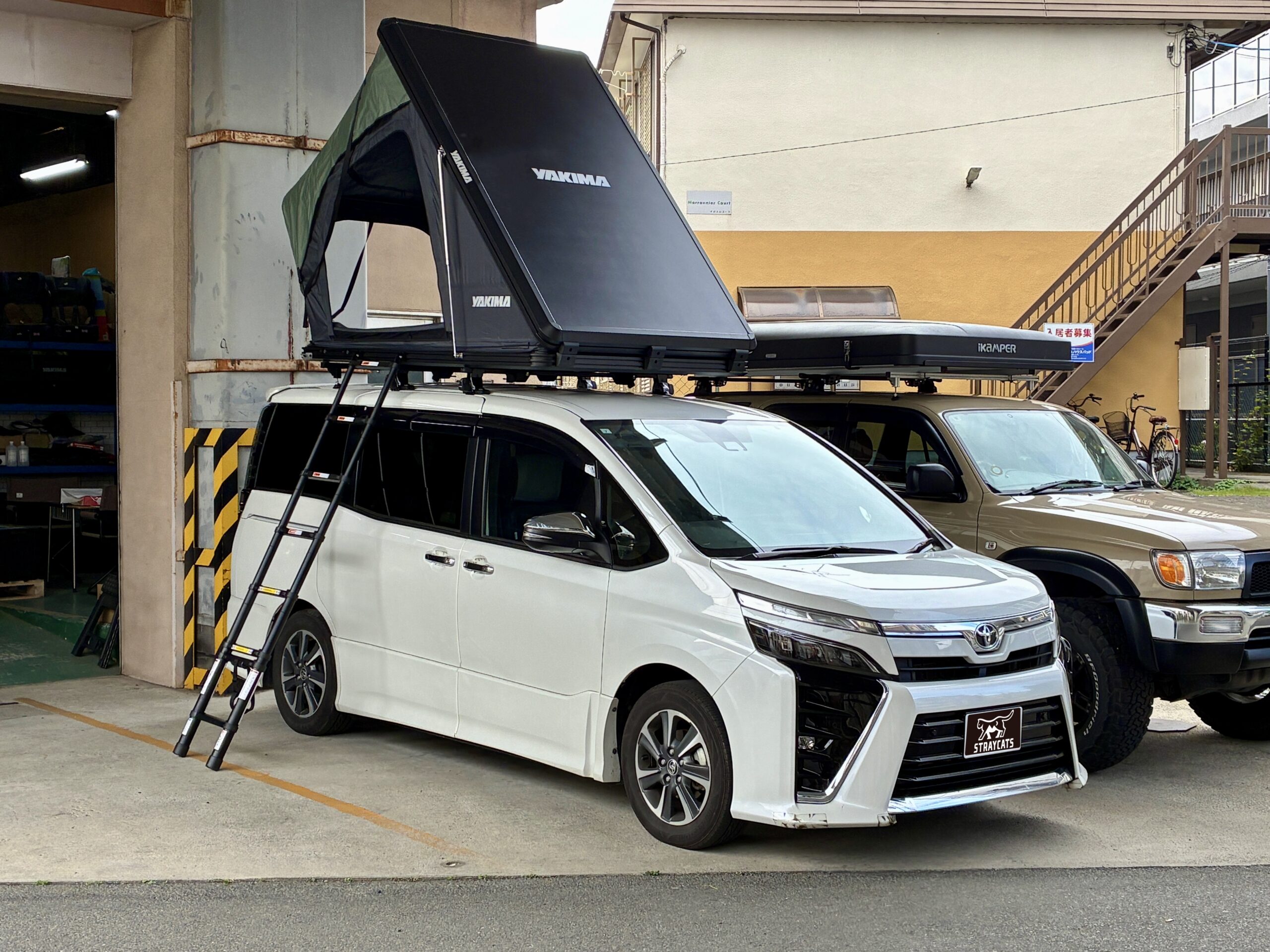 80ヴォクシーにYAKIMAのルーフテントを取り付けました - STRAYCATS