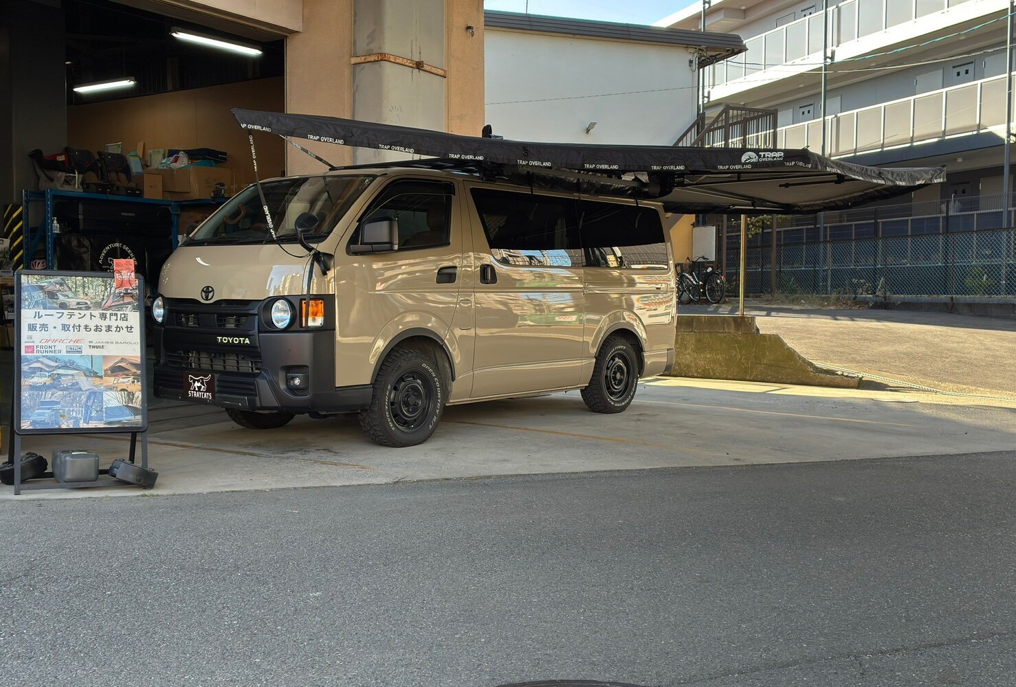 ハイエースにTRAP OVERLAND サイドオーニングを取り付け!