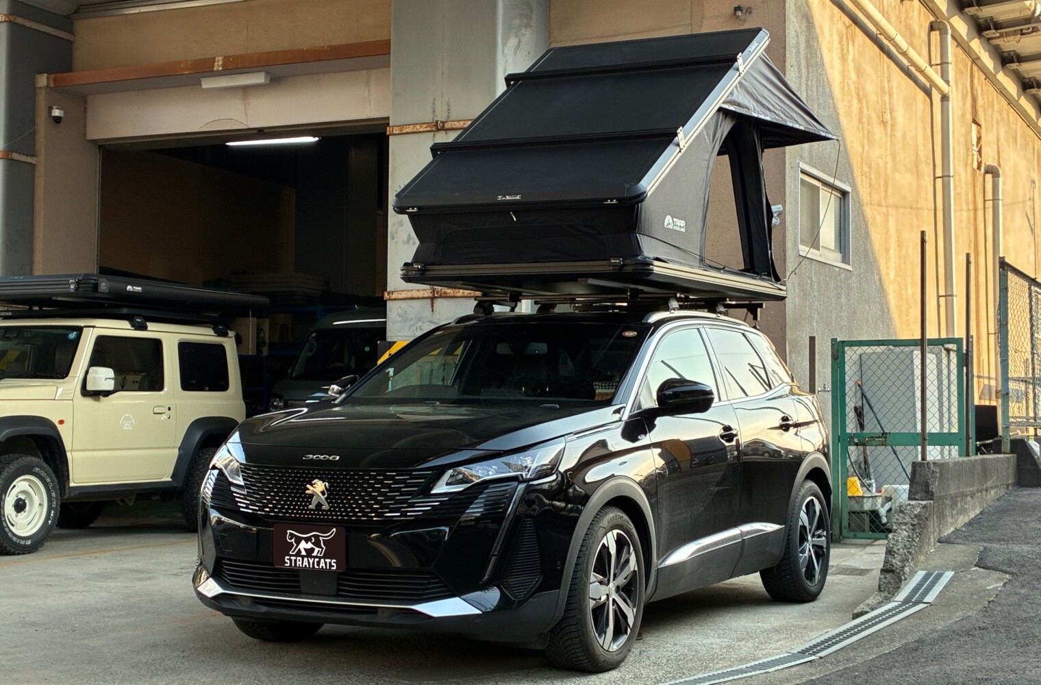 プジョー3008にTRAP OVERLANDのルーフテントを取り付け！