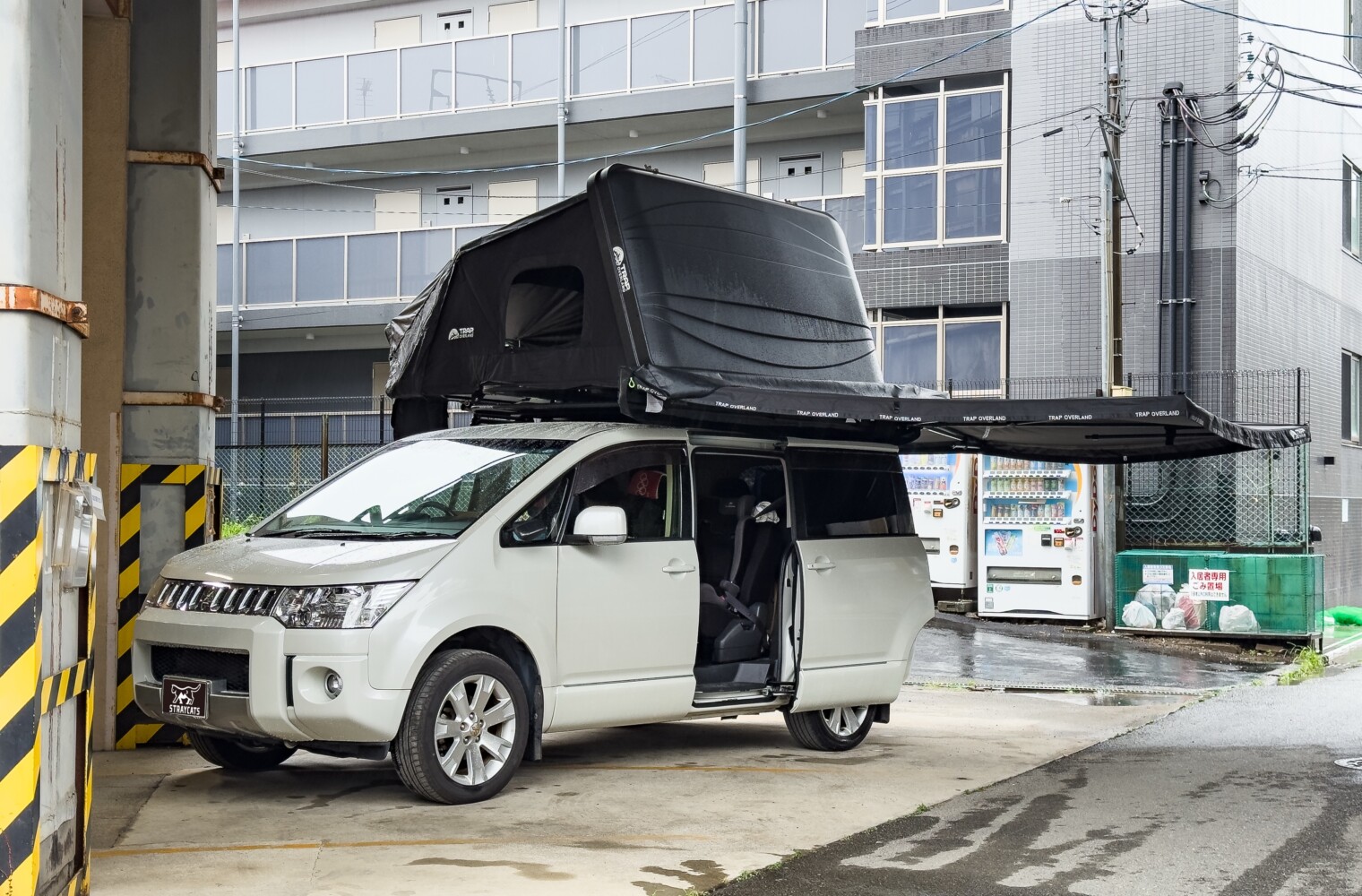 三菱デリカD5にTRAPOVERLAND のルーフテント、オーニングを取り付け！